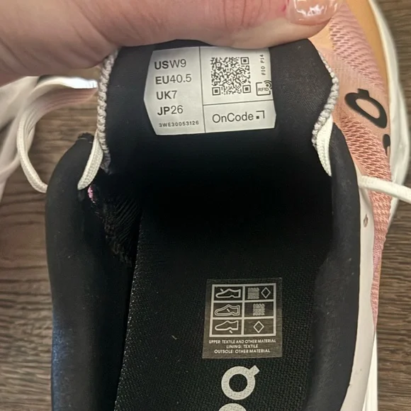 LIKE NEW Women’s On Cloud Cloudsurfer Next - Picture 9 of 10